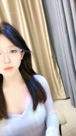 新人校花下海，高冷眼镜反差婊【蓝川诗诗】福利，粉鲍自慰抽插淫水泛光零距离插菊 截图3