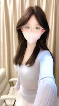 新人校花下海，高冷眼镜反差婊【蓝川诗诗】福利，粉鲍自慰抽插淫水泛光零距离插菊 截图4