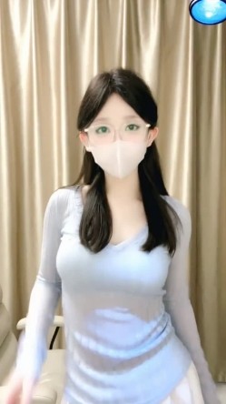 新人校花下海，高冷眼镜反差婊【蓝川诗诗】福利，粉鲍自慰抽插淫水泛光零距离插菊 截图5