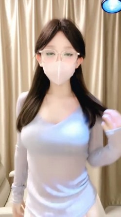新人校花下海，高冷眼镜反差婊【蓝川诗诗】福利，粉鲍自慰抽插淫水泛光零距离插菊 截图6