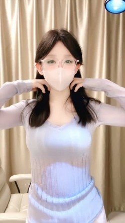 新人校花下海，高冷眼镜反差婊【蓝川诗诗】福利，粉鲍自慰抽插淫水泛光零距离插菊 截图7