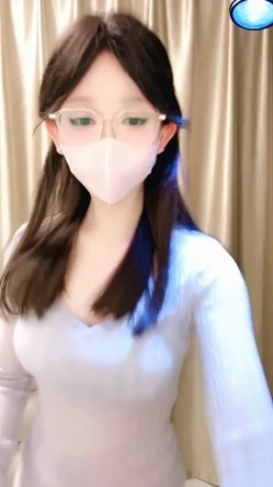 新人校花下海，高冷眼镜反差婊【蓝川诗诗】福利，粉鲍自慰抽插淫水泛光零距离插菊 截图8