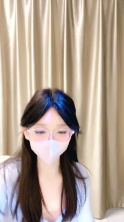 新人校花下海，高冷眼镜反差婊【蓝川诗诗】福利，粉鲍自慰抽插淫水泛光零距离插菊 截图10