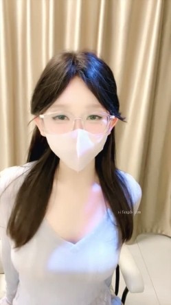 新人校花下海，高冷眼镜反差婊【蓝川诗诗】福利，粉鲍自慰抽插淫水泛光零距离插菊 截图11