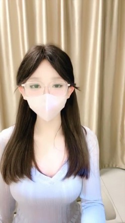 新人校花下海，高冷眼镜反差婊【蓝川诗诗】福利，粉鲍自慰抽插淫水泛光零距离插菊 截图16
