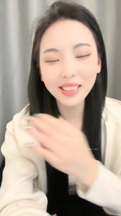极品小野师妹牛仔裤，双道具自慰骚穴高潮喷水 截图3