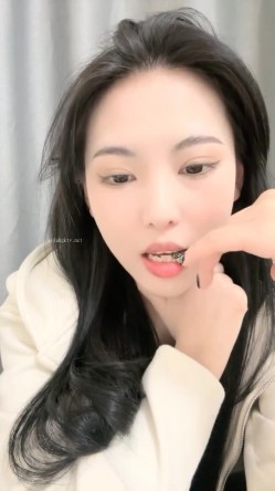 极品小野师妹牛仔裤，双道具自慰骚穴高潮喷水 截图8