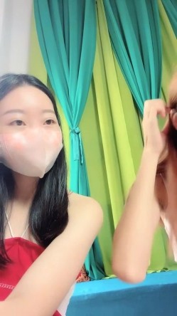 长腿女神来袭！两个艺校学舞蹈大长腿女神组队下海，国风舞姿，舍不得快进，黄播平台竟看到这么专业的舞蹈，专业的骚起来没谁了 截图6
