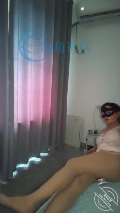 丝袜美腿爱好福音【爱穿丝袜的亲嫂子】人妻嫂子身材如此极品 穿上连体黑丝，完美尤物！喷了6次水，深插几次拔出就能喷水 还是连喷 截图5