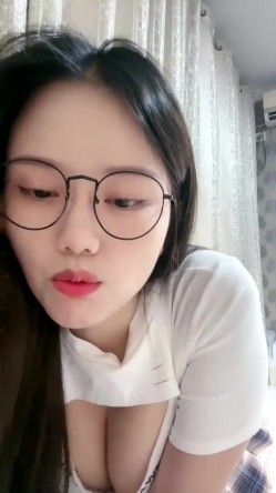 极品眼镜妹小鱼干！外表甜美骚的很！趴在桌子上舔逼，开档肉丝沙发上操，不尽兴黄瓜自慰 截图1