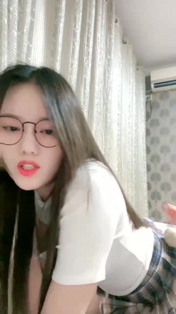 极品眼镜妹小鱼干！外表甜美骚的很！趴在桌子上舔逼，开档肉丝沙发上操，不尽兴黄瓜自慰 截图4