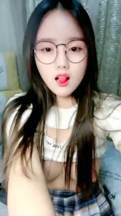 极品眼镜妹小鱼干！外表甜美骚的很！趴在桌子上舔逼，开档肉丝沙发上操，不尽兴黄瓜自慰 截图7