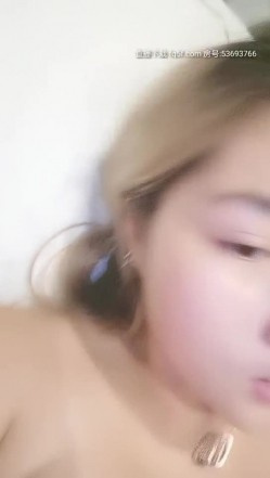 极品美乳京都大四学妹『你的可儿』边享受炮友大屌深喉边给粉丝打电话 无套后入猛烈撞击内射无毛粉穴 截图13