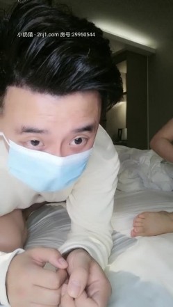 大一学生 高颜值纯情小骚货，芊芊玉手洗鸡巴，又用小骚嘴清理一遍，被拽到床上各种姿势狠狠抽插 截图5