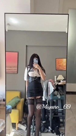 可御可萝反差婊女神『广深雪莉』 性感福利，和闺蜜一起玩弄小穴，极品馒头B白虎美穴让人忍不住想添一口 截图6