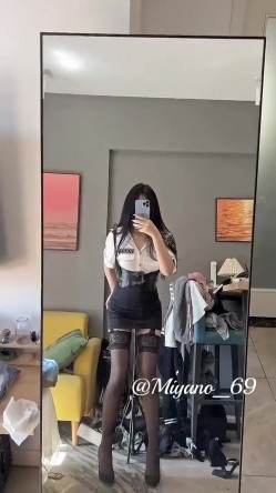 可御可萝反差婊女神『广深雪莉』 性感福利，和闺蜜一起玩弄小穴，极品馒头B白虎美穴让人忍不住想添一口 截图15