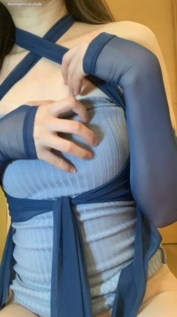 推特淫荡生物老师【闵儿】极品御姐装超薄透明肉丝，自慰棒狂插潮吹喷尿痉挛舔干净自己的白浆 截图5