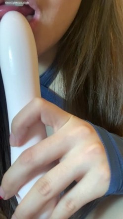 推特淫荡生物老师【闵儿】极品御姐装超薄透明肉丝，自慰棒狂插潮吹喷尿痉挛舔干净自己的白浆 截图7