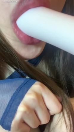 推特淫荡生物老师【闵儿】极品御姐装超薄透明肉丝，自慰棒狂插潮吹喷尿痉挛舔干净自己的白浆 截图8