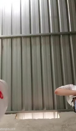 【小阿姨在工地】离异宝妈少妇，开放卫生间抠B流浆超刺激，挤喷奶水，摸熟睡工人的鸡巴，太强啦！！ 截图6