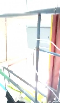 【小阿姨在工地】离异宝妈少妇，开放卫生间抠B流浆超刺激，挤喷奶水，摸熟睡工人的鸡巴，太强啦！！ 截图8