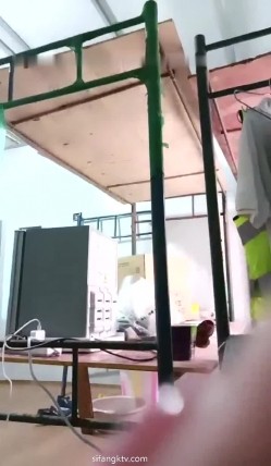 【小阿姨在工地】离异宝妈少妇，开放卫生间抠B流浆超刺激，挤喷奶水，摸熟睡工人的鸡巴，太强啦！！ 截图13