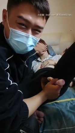 床上的骚人妻被两个小哥玩弄，全程露脸开档情趣道具抽插，激情手抠骚逼，另一个小哥口交草嘴草逼吃奶子 截图3
