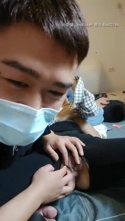 床上的骚人妻被两个小哥玩弄，全程露脸开档情趣道具抽插，激情手抠骚逼，另一个小哥口交草嘴草逼吃奶子 截图4