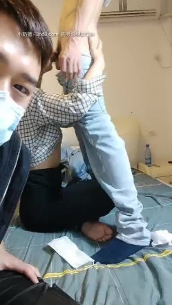 床上的骚人妻被两个小哥玩弄，全程露脸开档情趣道具抽插，激情手抠骚逼，另一个小哥口交草嘴草逼吃奶子 截图8
