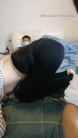 床上的骚人妻被两个小哥玩弄，全程露脸开档情趣道具抽插，激情手抠骚逼，另一个小哥口交草嘴草逼吃奶子 截图13
