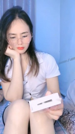 核弹！极品骚娘们【冷艳小妈】道具自慰~骚的很！西装黑丝，知性丽人，赞 截图5