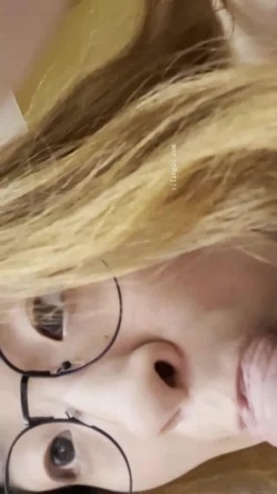 泡良大神小牛哥约炮 ️肥嘟嘟可爱的眼镜学妹骑屌的技术还挺在行的 截图2