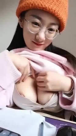 眼镜美女老师 中午在办公桌上跳蛋大黑牛狂震伺候骚逼 胆子超大 奶子也超大 截图1