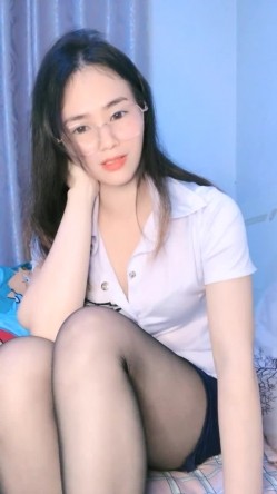 核弹！极品骚娘们【冷艳小妈】道具自慰~骚的很！西装黑丝，知性丽人，赞 截图1