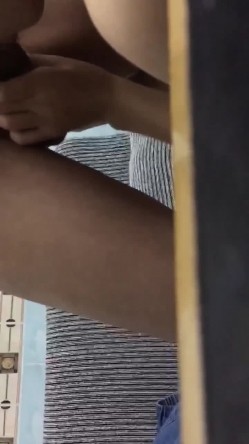 电脑玩累了就玩女友，站着让她吃大鸡巴，女上位使劲摇，舒服叫了出来！ 截图7