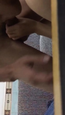 电脑玩累了就玩女友，站着让她吃大鸡巴，女上位使劲摇，舒服叫了出来！ 截图8