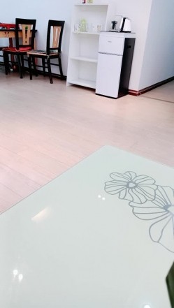 攻略自己的骚气老妈 对白精彩刺激，半推半就掏出大鸡巴无套插入骚穴，激情狂操内射 截图1