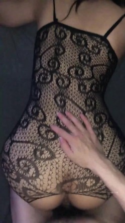 【淫妻福利】皮肤白皙肥臀细腰人妻【短裙无内】单男啪啪，绿帽癖老公找单男艹爱妻 截图13