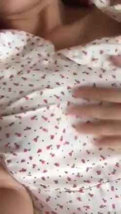 清纯美眉极品大奶超诱人美鲍鱼 激情自拍 这逼真干凈 截图1
