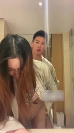 富家公子哥体育生『Sy』爆操内射怀孕骚母狗。浴室卫生间里做爱次次内射，怀孕以后继续玩，把妹子操成外翻逼。 截图7