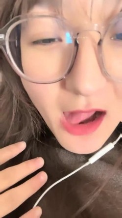 核弹！极品反差婊~20小时~【是个骚母狗】10个眼镜9个骚~！一脸贱样，不知道谁调教的 截图1
