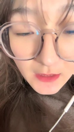 核弹！极品反差婊~20小时~【是个骚母狗】10个眼镜9个骚~！一脸贱样，不知道谁调教的 截图2
