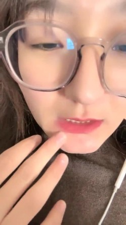 核弹！极品反差婊~20小时~【是个骚母狗】10个眼镜9个骚~！一脸贱样，不知道谁调教的 截图3