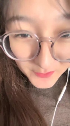 核弹！极品反差婊~20小时~【是个骚母狗】10个眼镜9个骚~！一脸贱样，不知道谁调教的 截图4