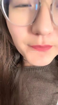 核弹！极品反差婊~20小时~【是个骚母狗】10个眼镜9个骚~！一脸贱样，不知道谁调教的 截图5