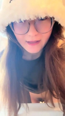 核弹！极品反差婊~20小时~【是个骚母狗】10个眼镜9个骚~！一脸贱样，不知道谁调教的 截图8