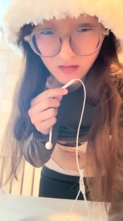 核弹！极品反差婊~20小时~【是个骚母狗】10个眼镜9个骚~！一脸贱样，不知道谁调教的 截图13