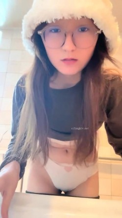 核弹！极品反差婊~20小时~【是个骚母狗】10个眼镜9个骚~！一脸贱样，不知道谁调教的 截图14