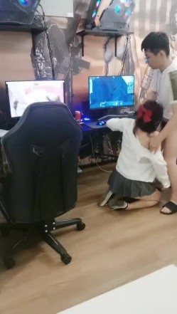 极品豪乳骚浪贱主播【泡泡老师】网吧勾搭屌丝看片公然包房做爱 性瘾强连操好几炮淫语不断 截图16