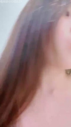 黄色战袍校花女神「甜奶汐」，让人梆硬的身材，一看就是个淫妇，白虎馒头逼，不干个几个小时满足不了！ 截图4